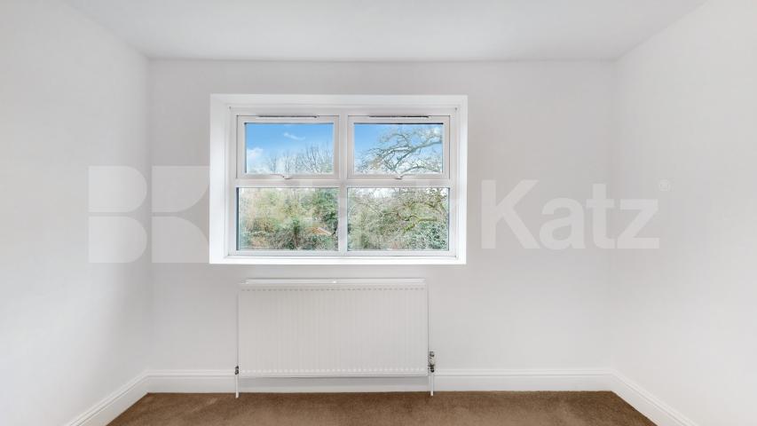 Two Bedroom First Floor Flat in Conversion, New Barnet, mins to tube & shops! Bulwer Road, New Barnet